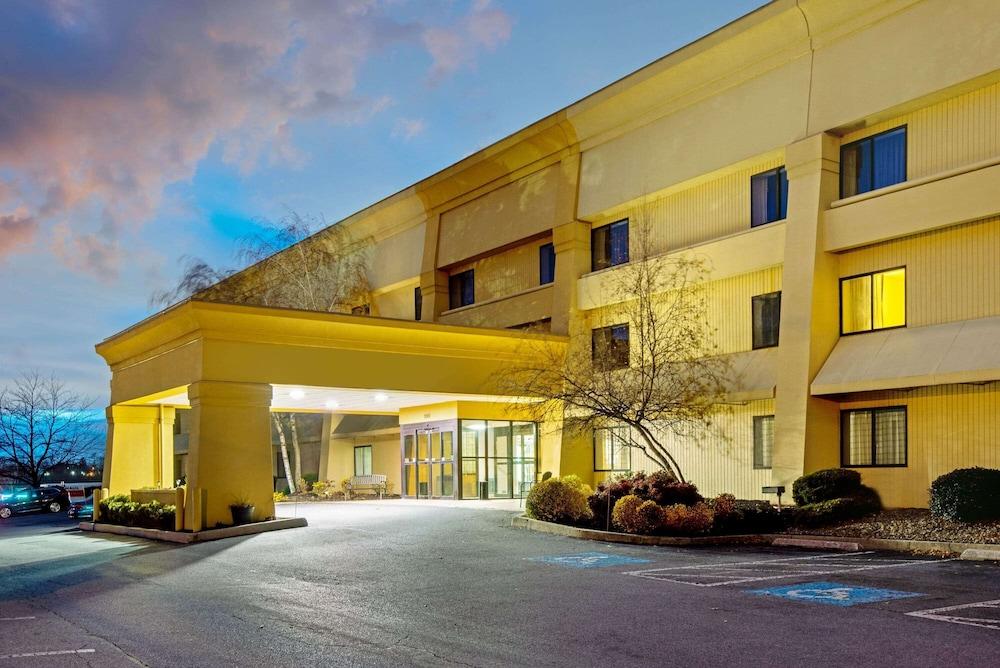 La Quinta By Wyndham Harrisburg Airport Hershey מראה חיצוני תמונה